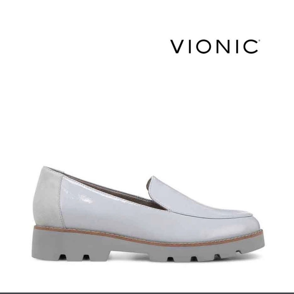 Vionic Kelsey Crinkle Patent Loafer in Pale Grey Like New